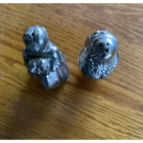 Mr & Mrs Santa Claus Kissing Salt & Pepper Shakers - Picture 5 of 6